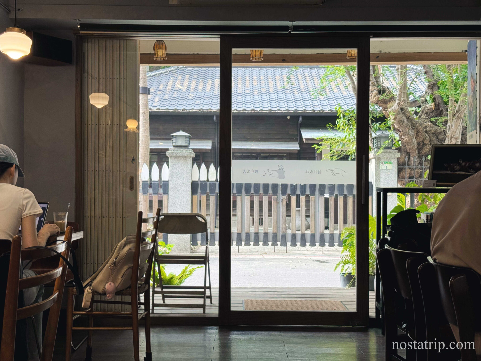 貳月咖啡店內景色，窗外可見青田街的日式老屋與庭院，氛圍靜謐安靜。