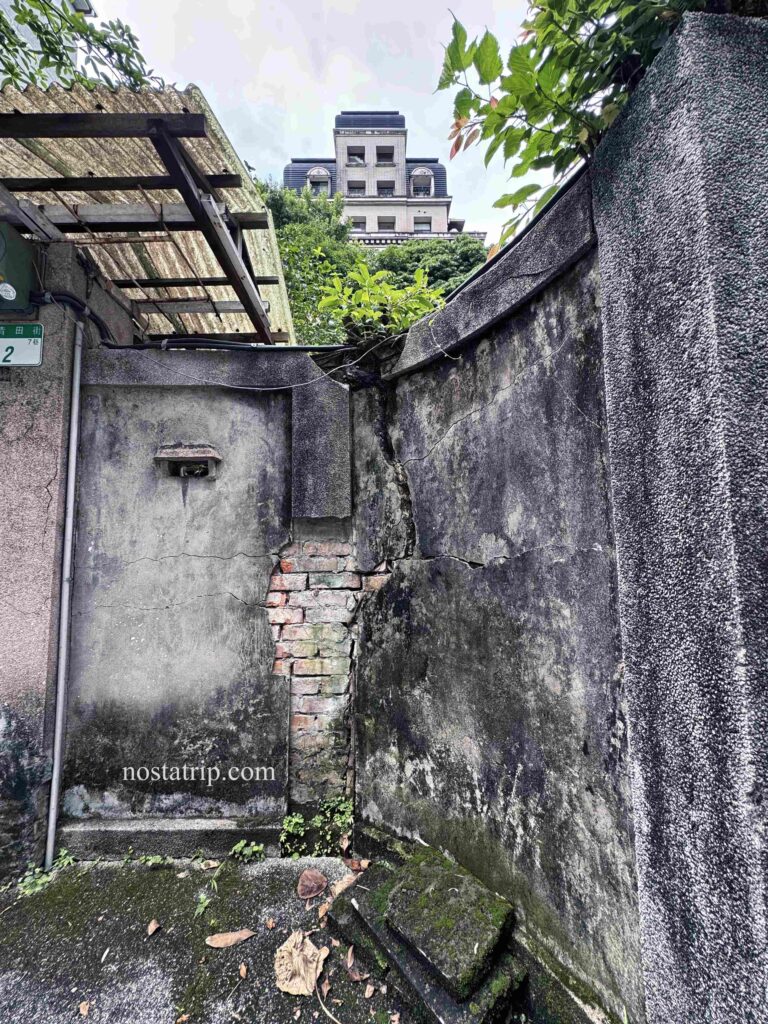 青田街老屋轉角斑駁牆面與裸露紅磚痕跡