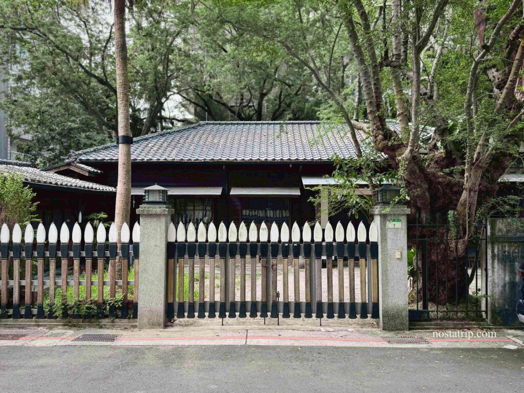 青田書院圍欄與庭院老樹，靜謐日式老屋正門景致