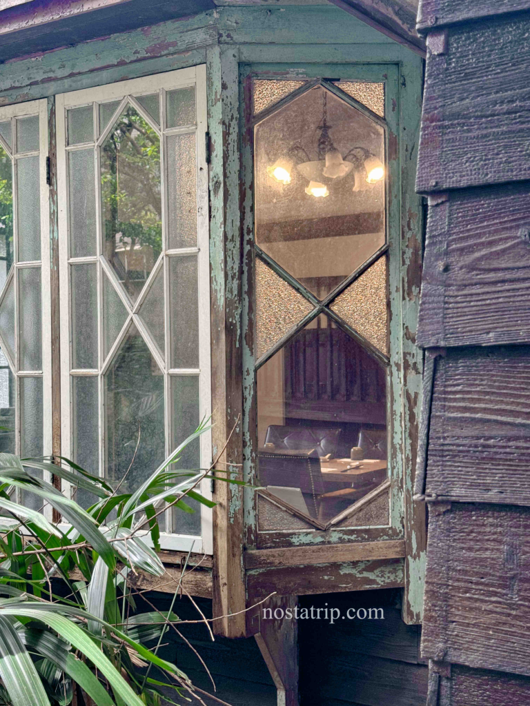 青田七六窗邊復古玻璃與室內吊燈光影