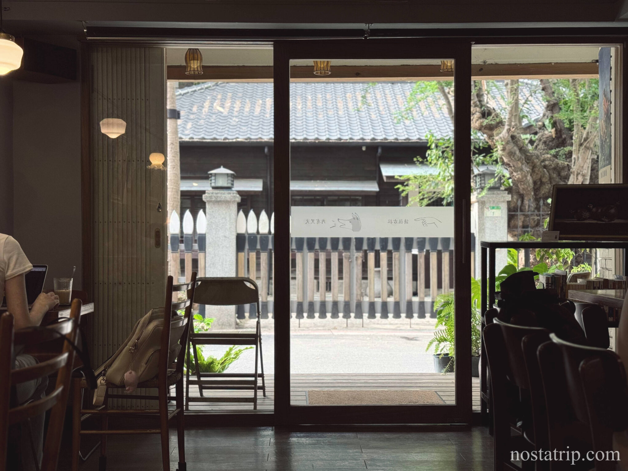 貳月咖啡窗邊景色，透過玻璃可見青田街的日式老宅與老樹，氣氛靜謐安穩。