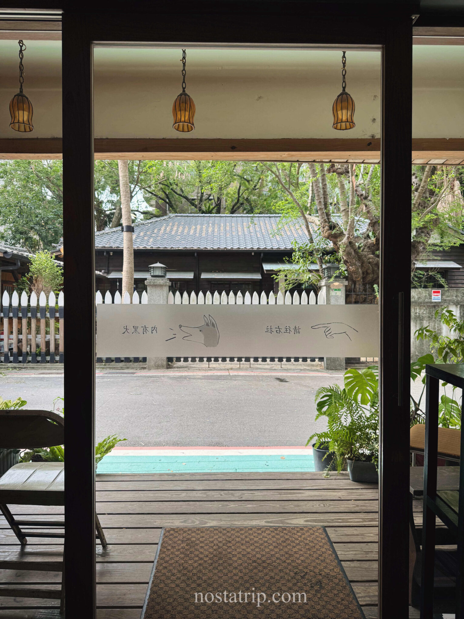 從貳月咖啡望向青田街對面的日式老屋與樹影，畫面中央為青田書院。