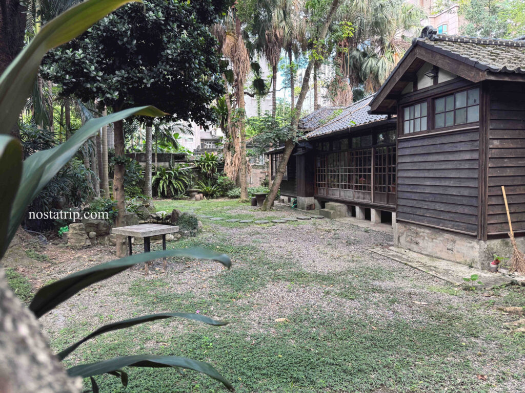 青田書院庭院與木造長廊，靜謐草地與綠意圍繞的老宅風景