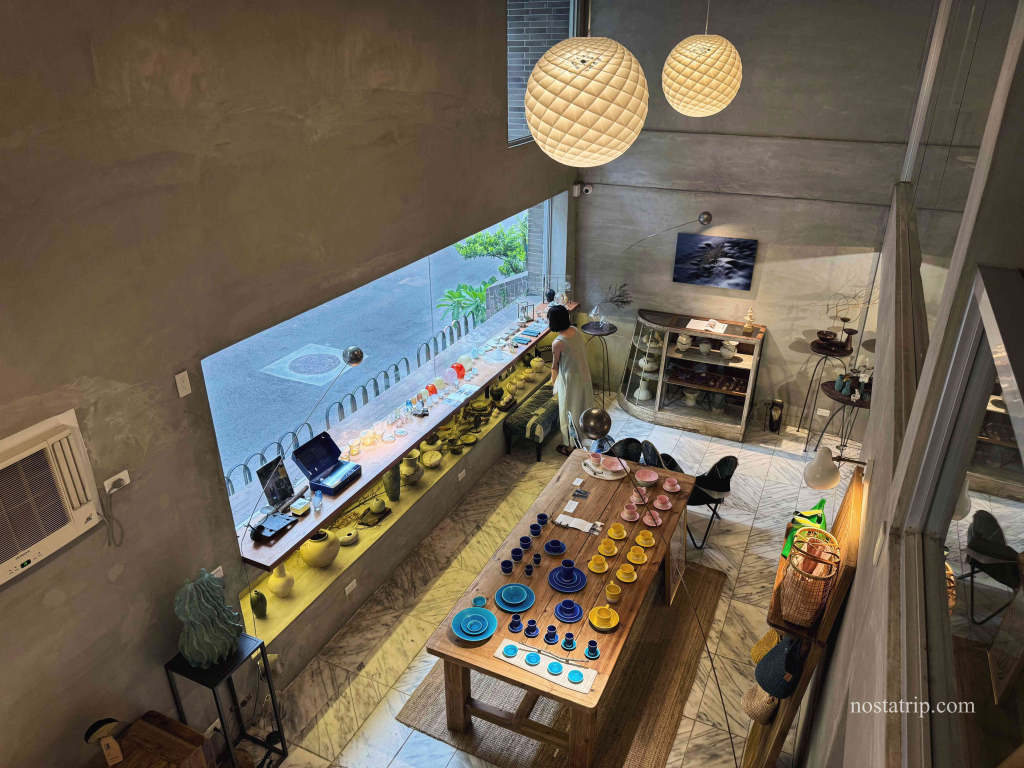 一嶼 Island 室內空間俯視視角，展現陶器展桌、展示櫃與大片落地窗採光