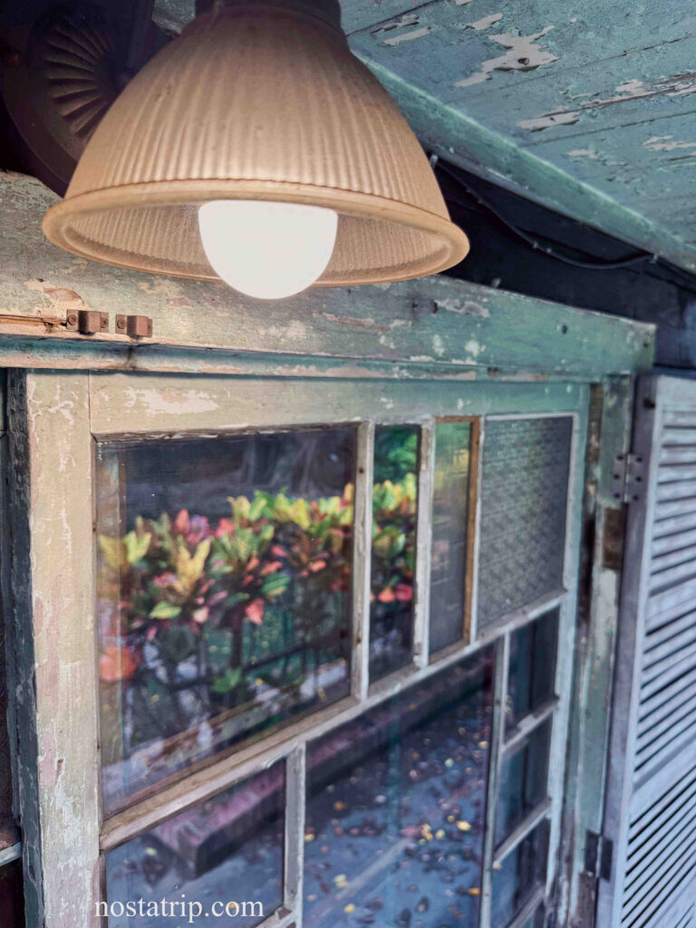 老屋磨損木窗與復古燈罩的靜謐角落