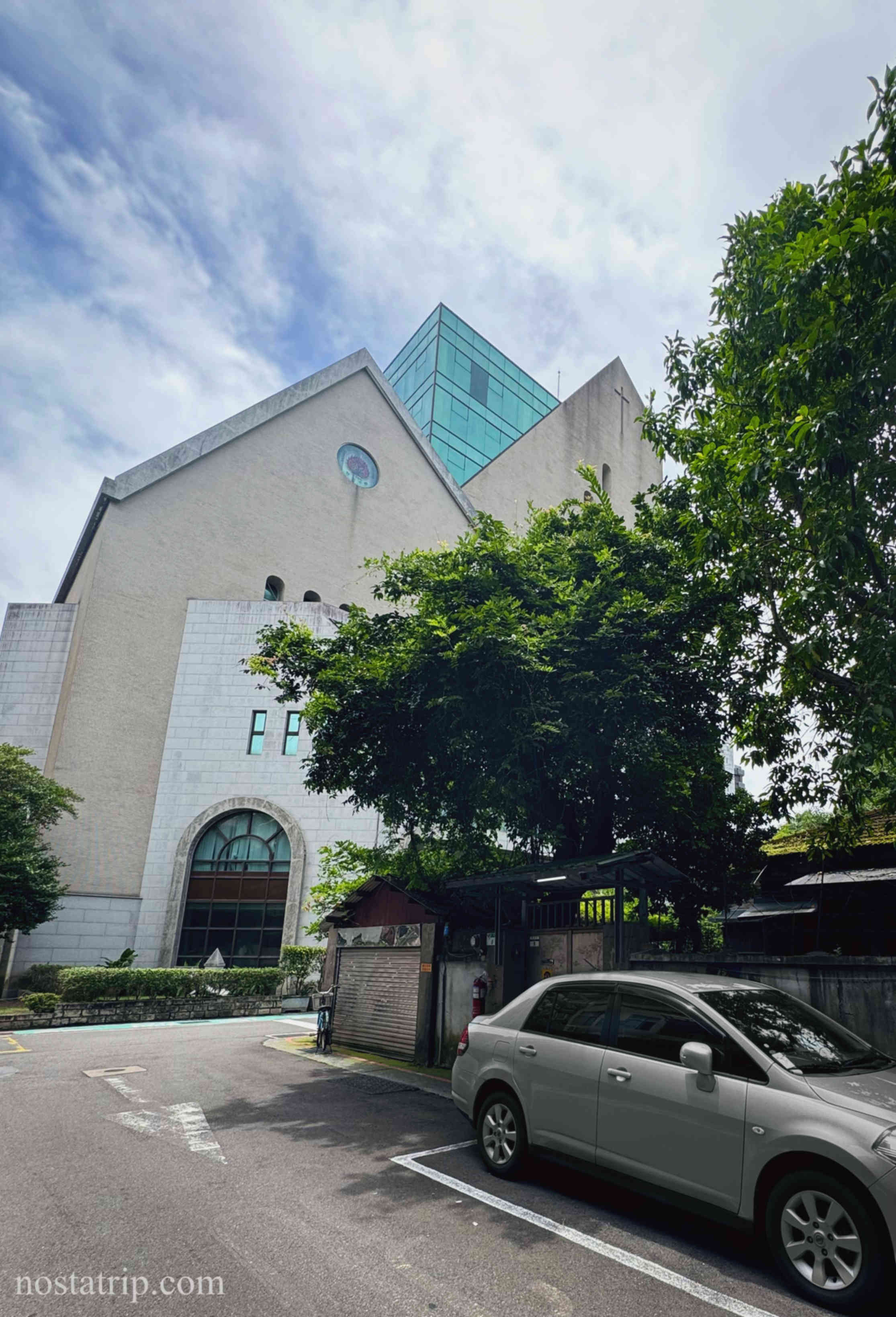 台北青田街靜謐轉角，現代教堂建築與街景融合的清晨風景