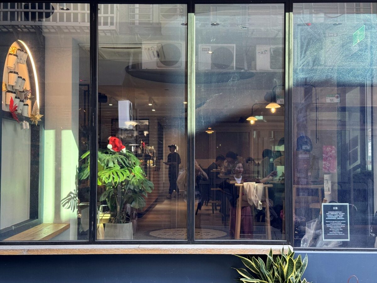 台北赤峰街 Supranormal Bakery Café 玻璃店面與室內座位