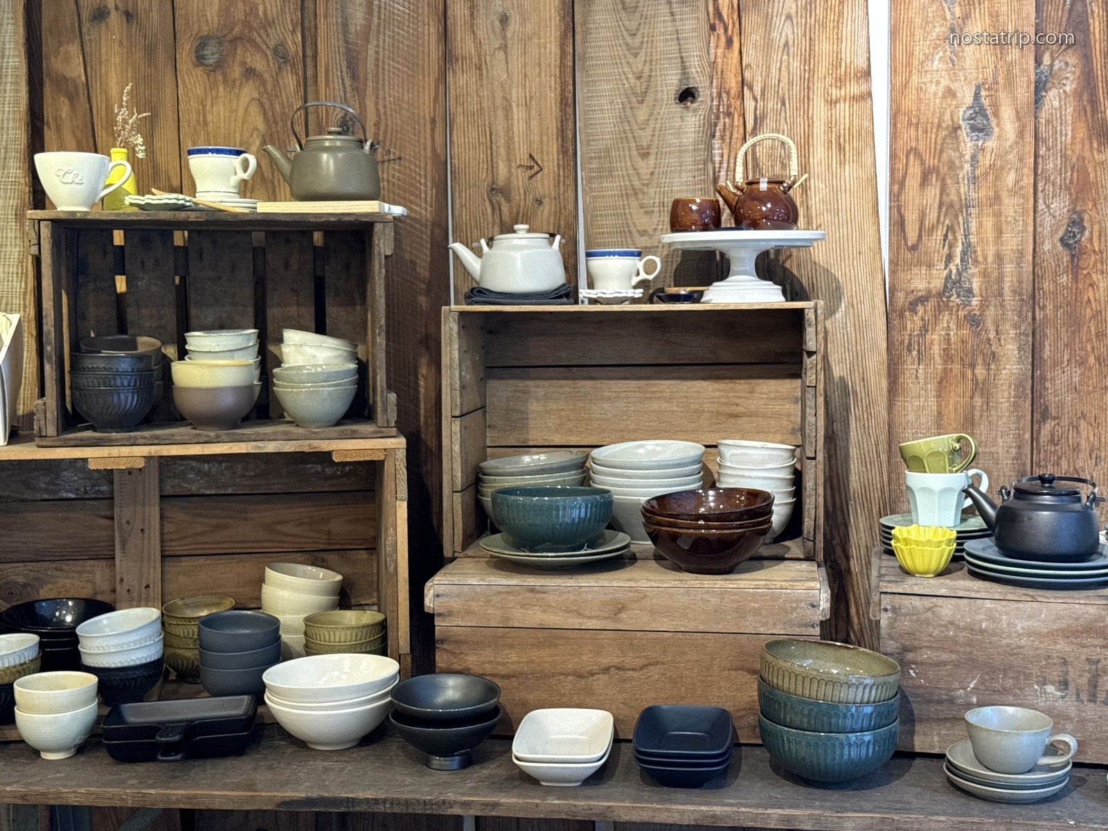 小器生活赤峰28店木牆前的陶壺、碗盤與杯具陳列