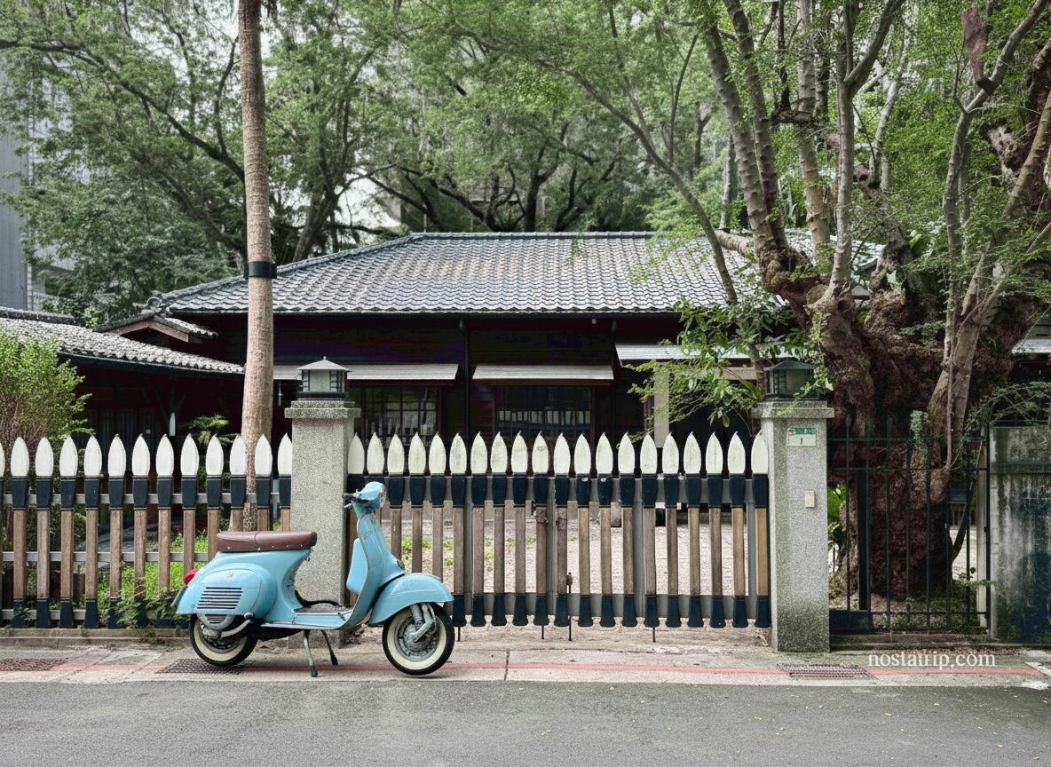 青田書院的木造屋簷與白色圍欄，門前停著藍色機車