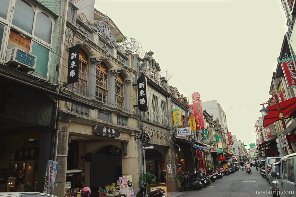 迪化街的山牆、老街屋與沿街商店招牌